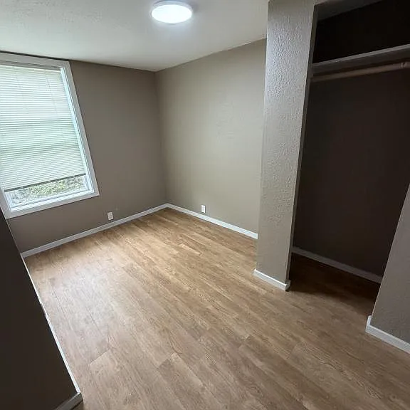 985 Oregon St — Photo 3