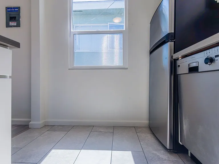 1743 La Brea Residences — Photo 12