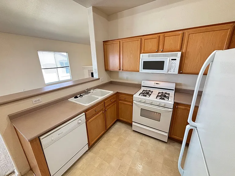 2305 W Horizon Ridge Pkwy #2324 — Photo 9