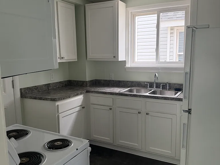 985 W Wilbeth Rd — Photo 3