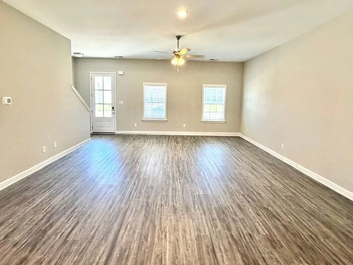 4 bed, 2.5 bath, 1964 sqft, $2,160 — Photo 2