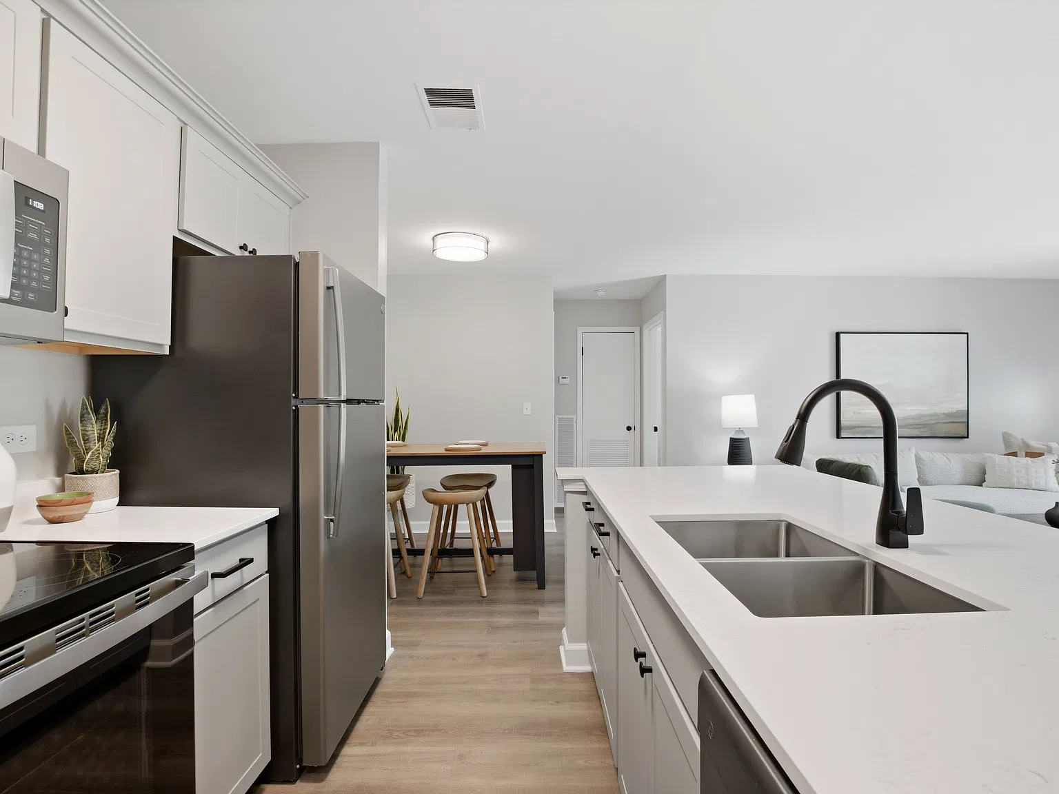 Deer Valley Apartments — Photo 1