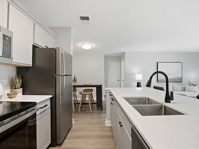 Deer Valley Apartments — Photo 16