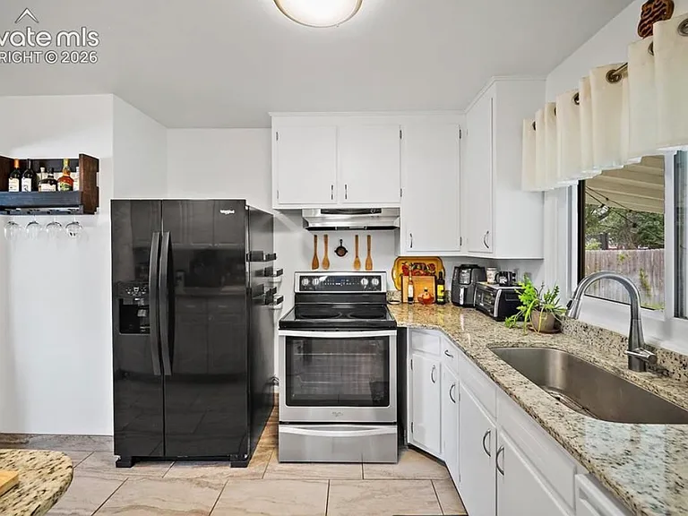 1334 Edith Ln — Photo 6