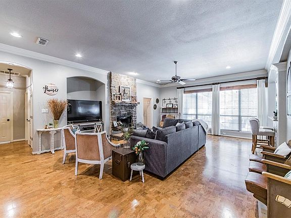 4th image of 104 Spur Ct