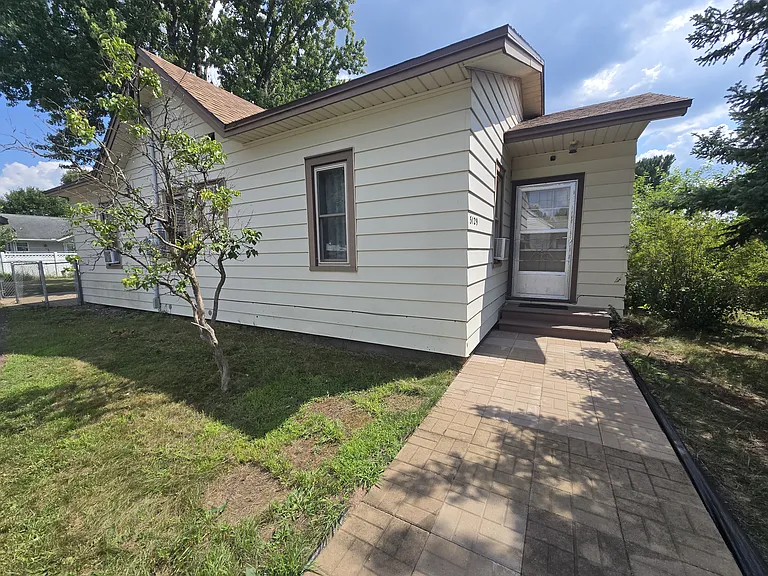 3129 Starr Ave — Photo 2