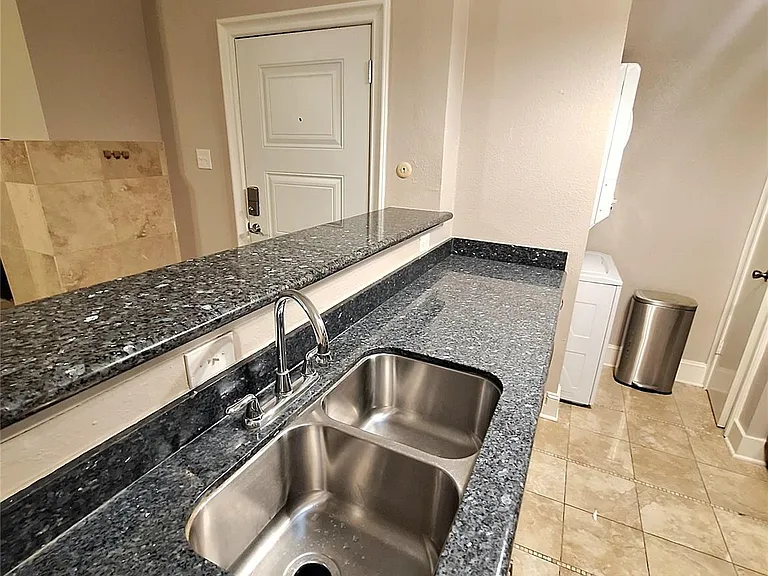 2425 Augusta Dr #4 — Photo 11