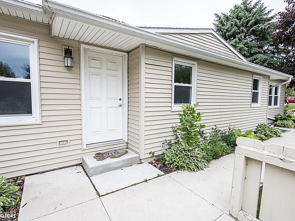3rd image of 207 8th Ave S