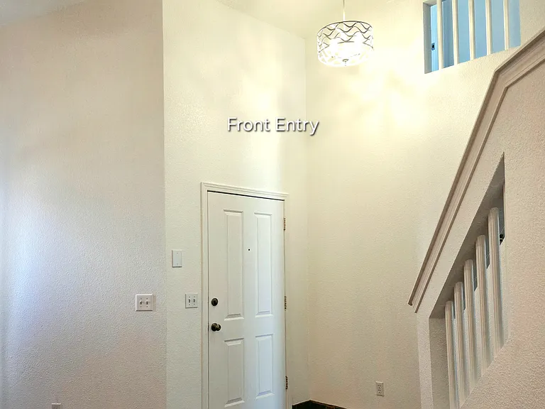 1270 Fountain Loop — Photo 6