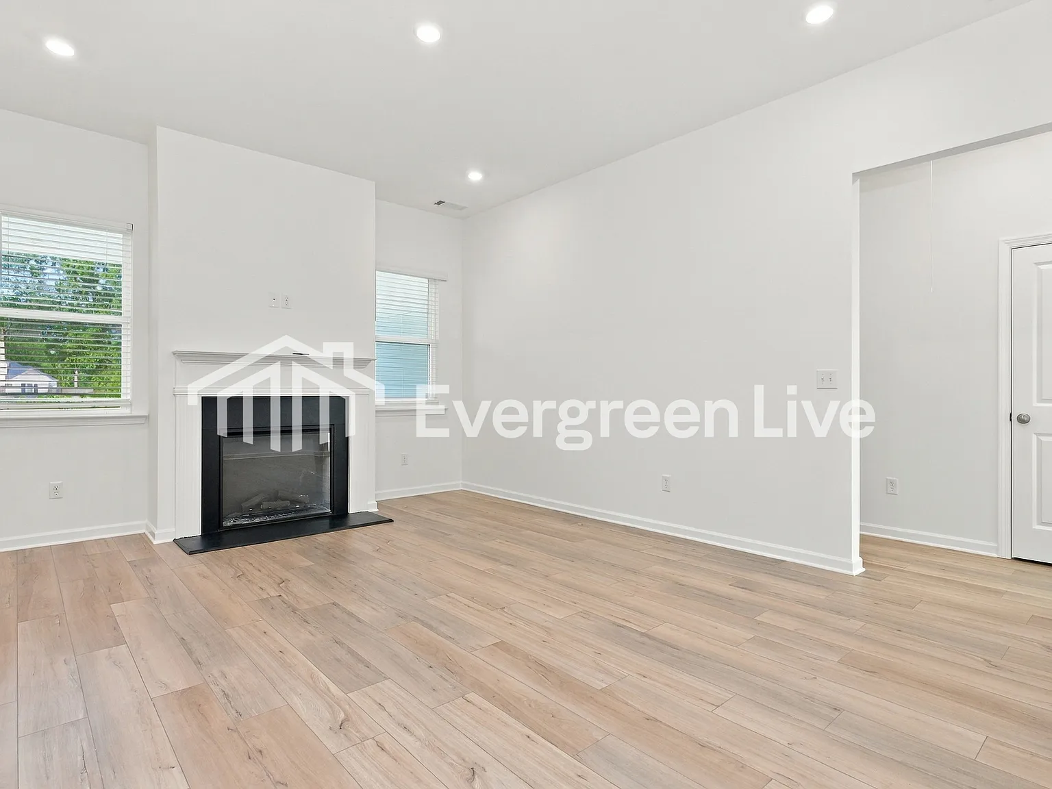 3 bed, 2.0 bath, 1621 sqft, $1,990 — Photo 2