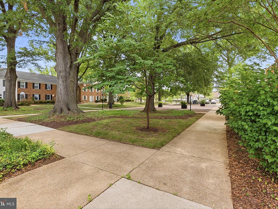 1st image of 8 Georgetown Ct #1