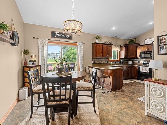 3rd image of 1409 W Creekside Dr