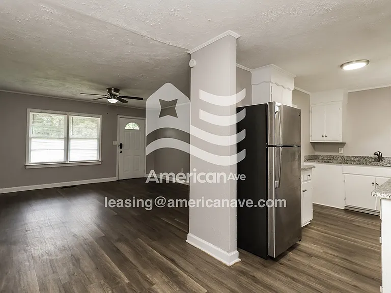 1896582_007_kitchen_8.jpg