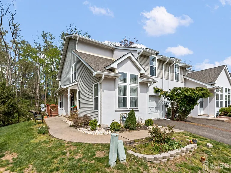 17 Parkside Dr — Photo 2
