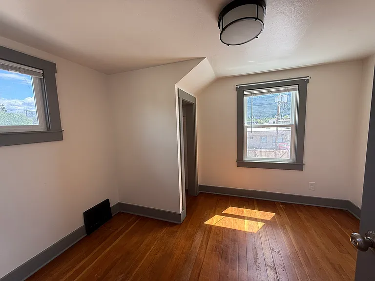 220 E Chelan Ave — Photo 12