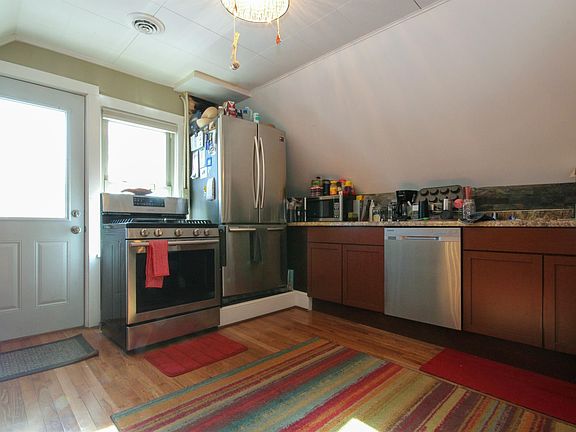 4th image of 910 22nd Ave NE #2