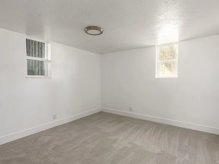 870 E Parkway Ave — Photo 9