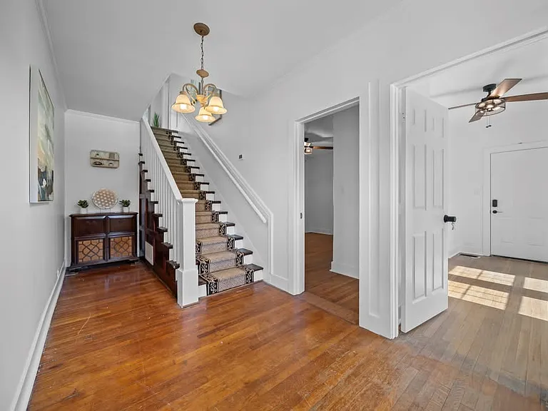 210 E Dobbs St — Photo 11