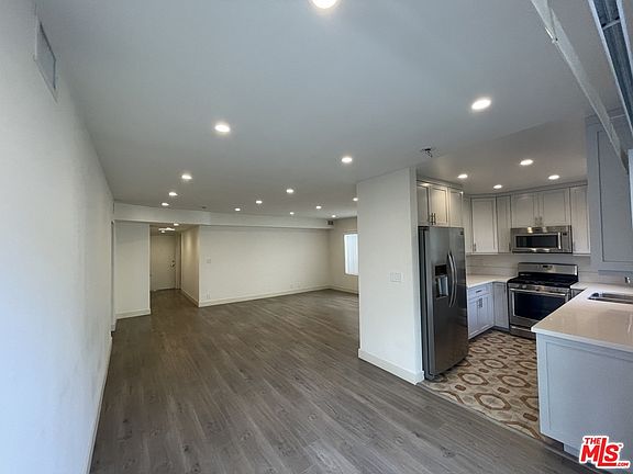 3rd image of 922 S Shenandoah St APT 2