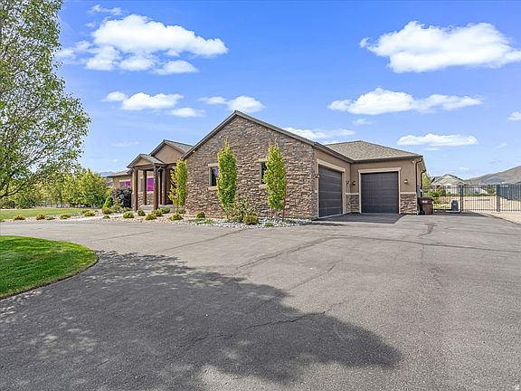 4th image of 1627 E Lake View Ln