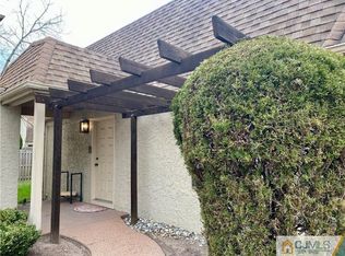 2 Park Gate Dr, Edison, NJ 08820