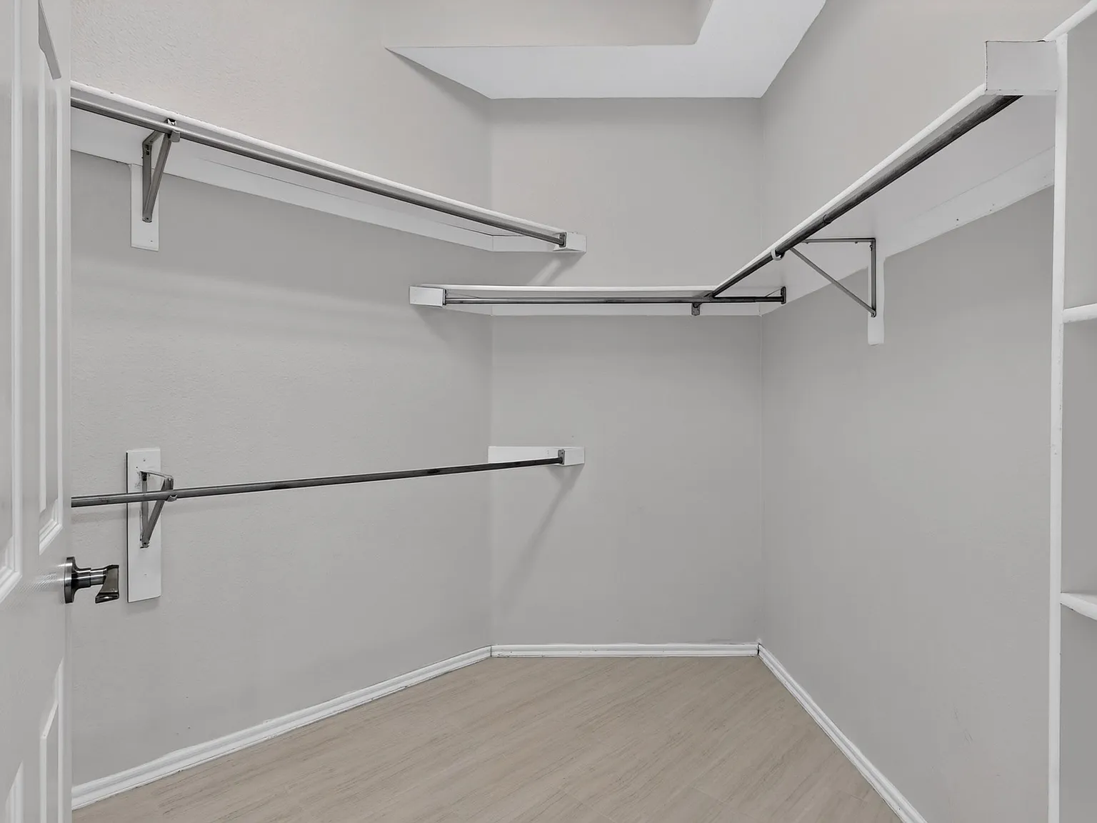 4 bed, 2293 sqft, $3,200 — Photo 4