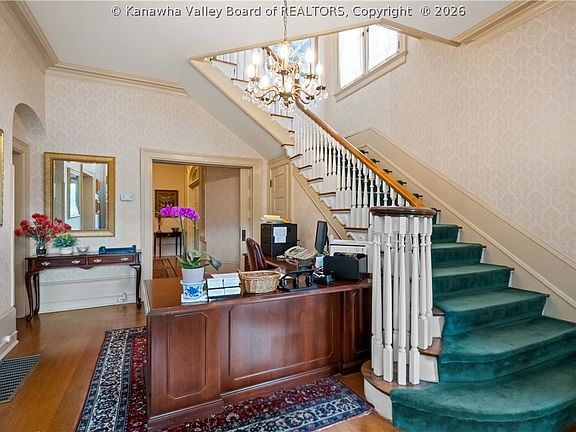 3rd image of 1598 Kanawha Blvd E