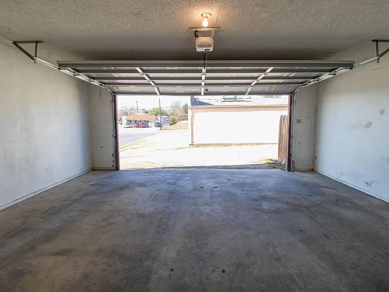 3815 Bremen Ave — Photo 16