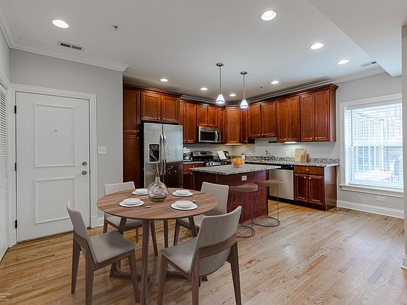 3rd image of 636 Hinman Ave APT 1E