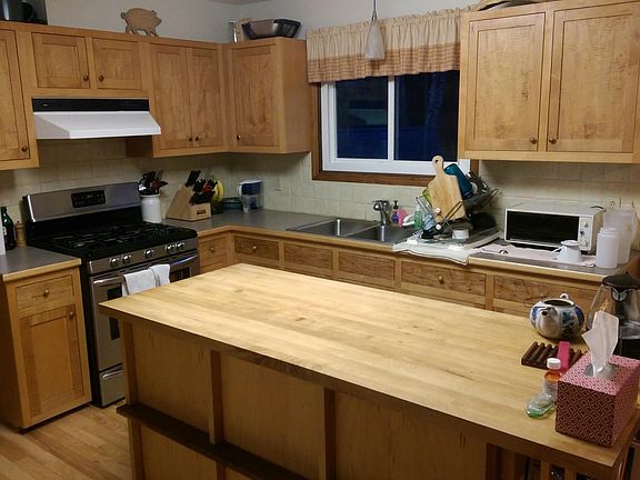 2nd image of 1902 Meadowview Cir