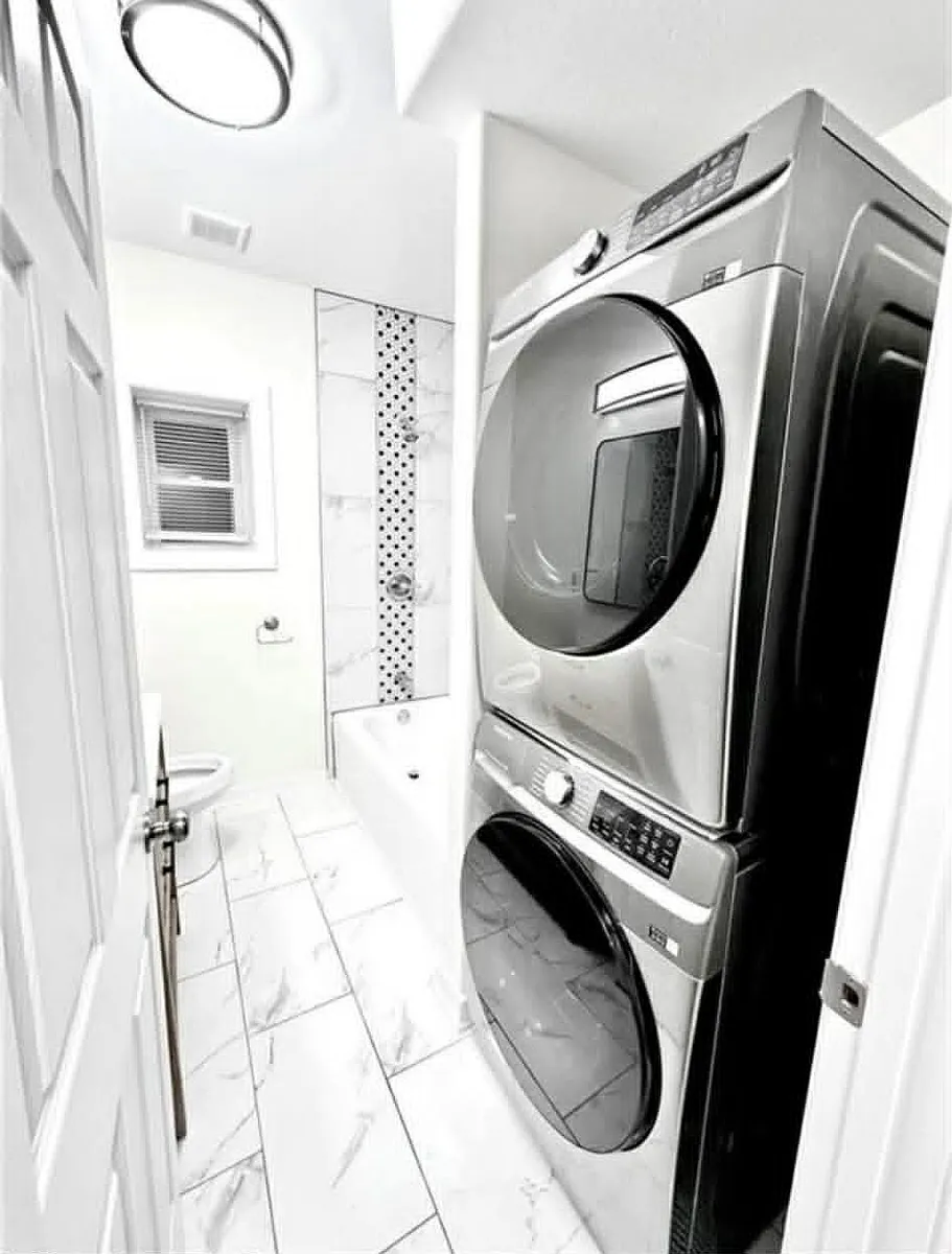 Building Photo - 2647 E 6th St #1N