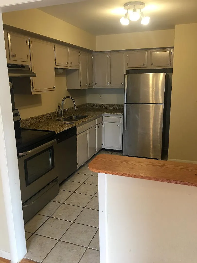 2 bed, 1050 sqft, $1,300 — Photo 4