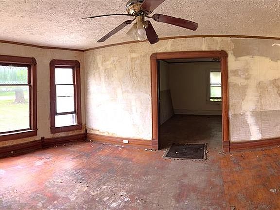 4th image of 203 E Maple St