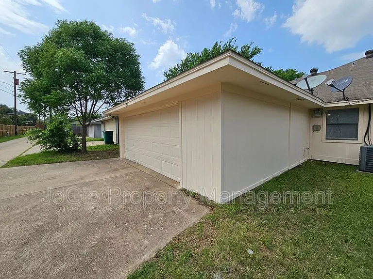 311 Bryant Ln — Photo 22