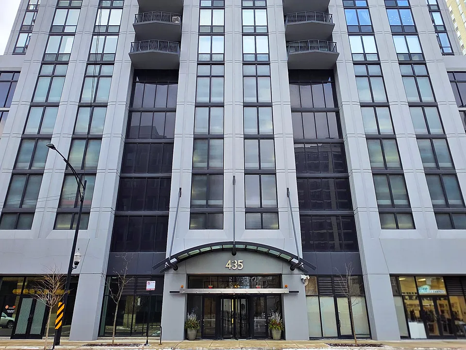 435 W Erie St #1002