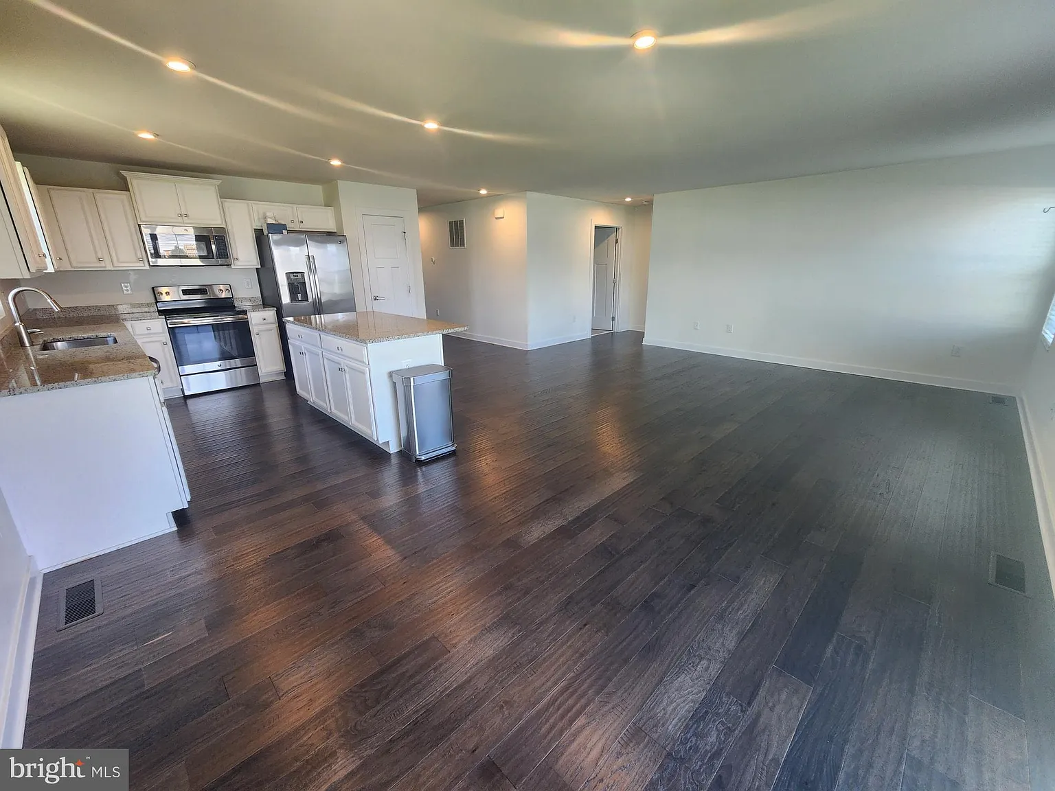3 bed, 1656 sqft, $2,200 — Photo 3