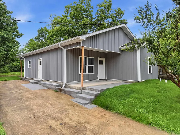 717 Burton St — Photo 2