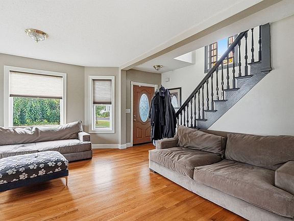 4th image of 87 Crescent St