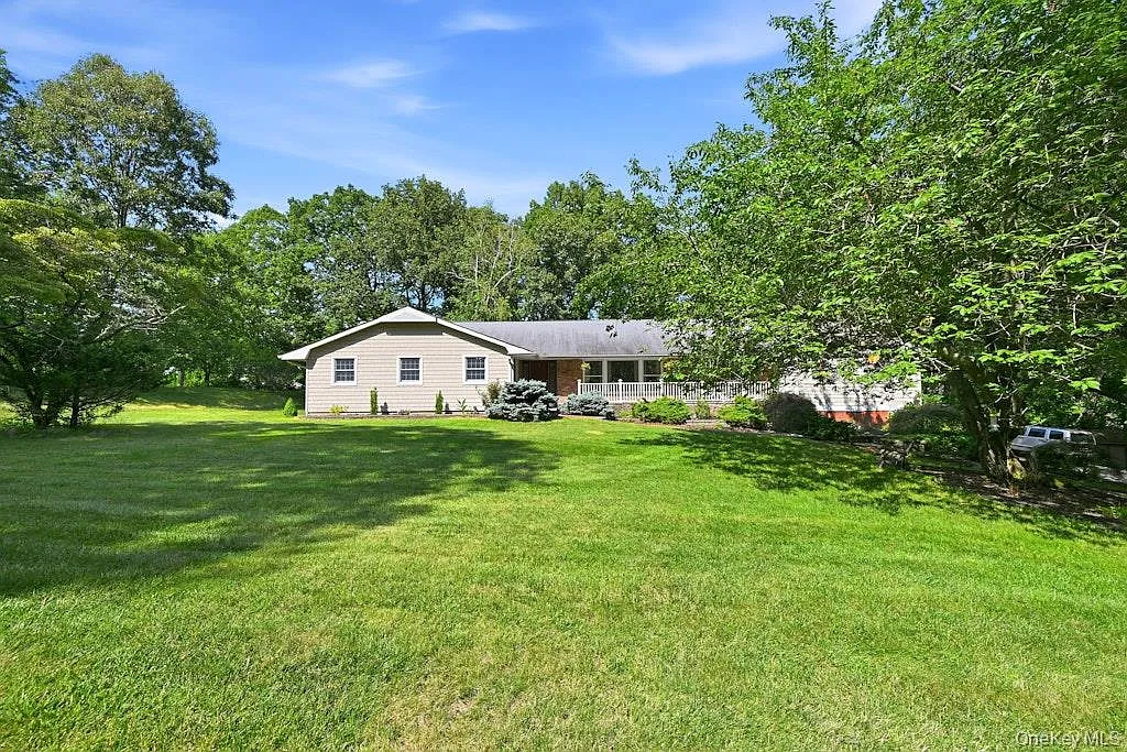 6 bed, 2.5 bath, 2700 sqft, $6,200 — Photo 2