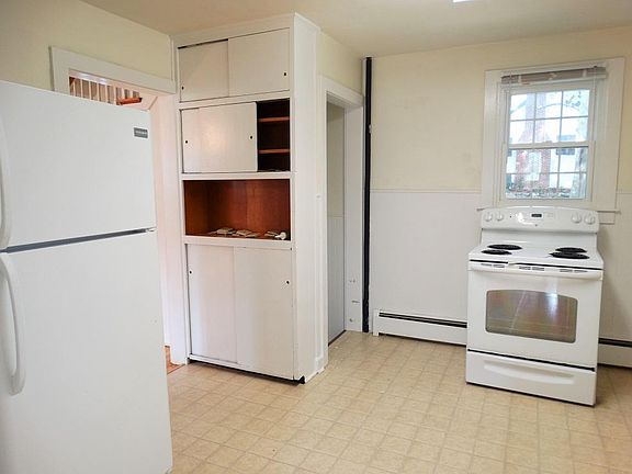 5th image of 300 S White Oak St