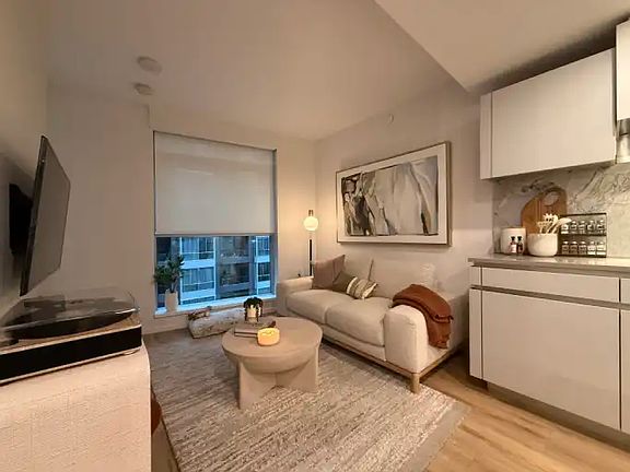4th image of 889 Pacific St #707