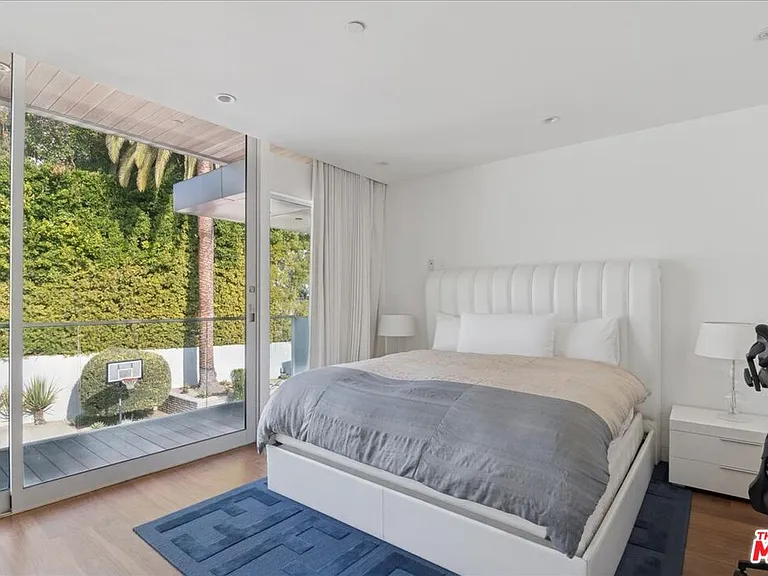 1232 Sunset Plaza Dr — Photo 29