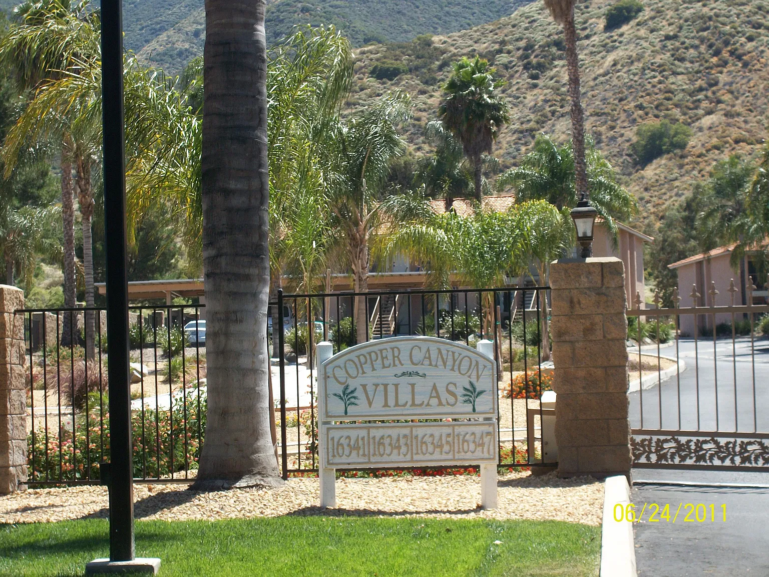 2 bed, 890 sqft, $1,900 — Photo 1