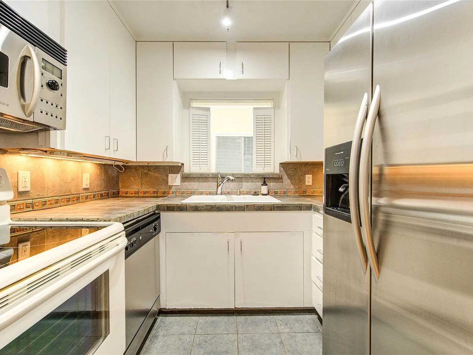 2 bed, 2.0 bath, 1006 sqft, $1,975 — Photo 1