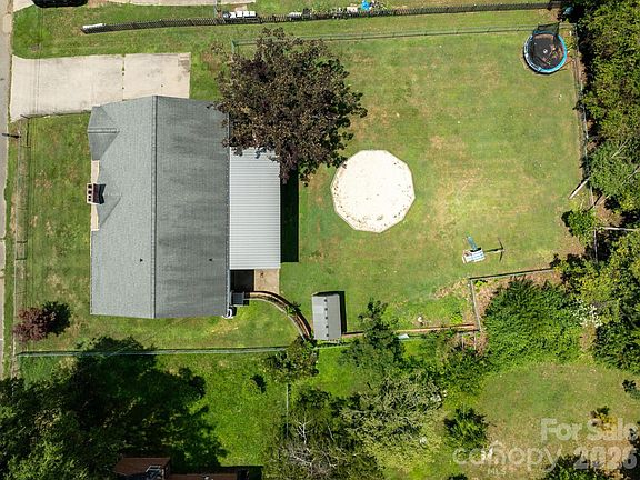 3rd image of 418 Powell Cir NE