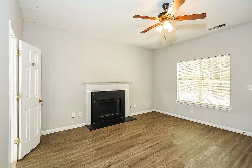 4 bed, 2.5 bath, 1936 sqft, $2,690 — Photo 4