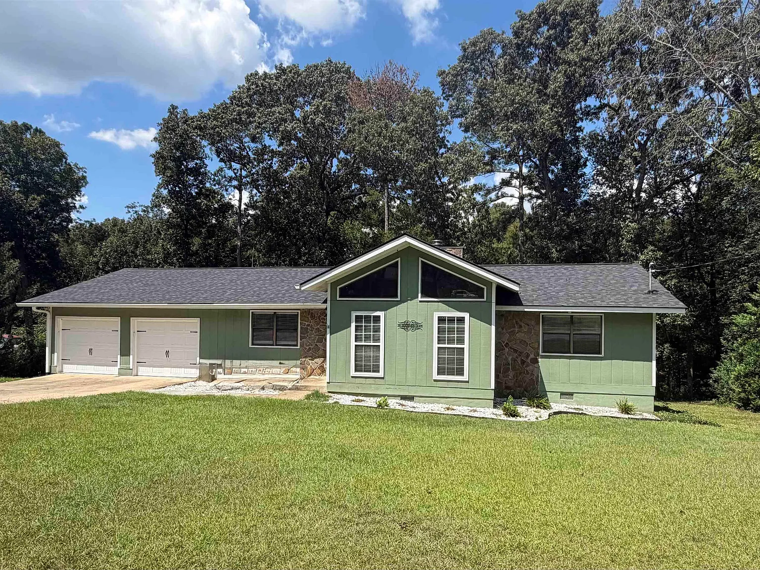 3 bed, 2.0 bath, 1709 sqft, $1,700 — Photo 2