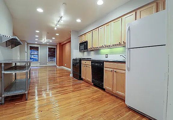 3rd image of 261 W 121st St