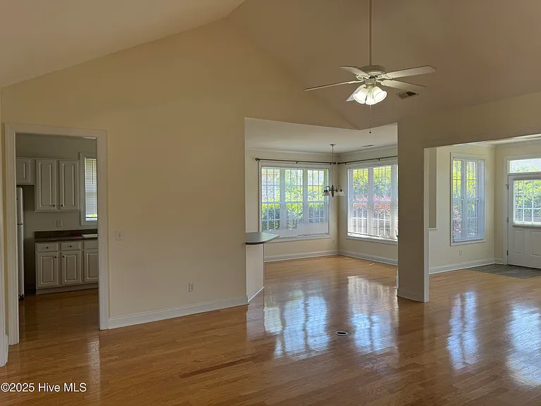 1052 Stonebridge Ln — Photo 4