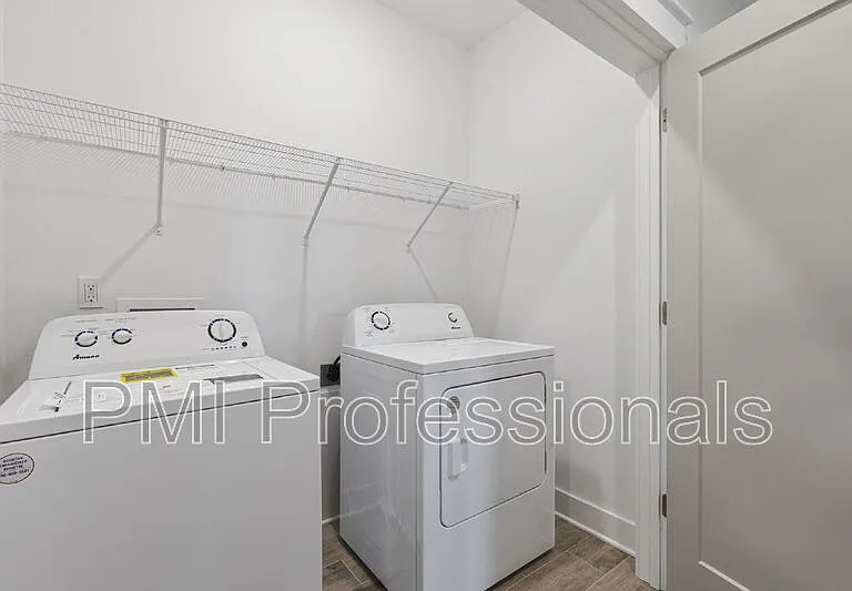 909 E State St — Photo 32